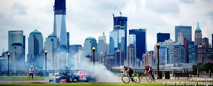David Coulthard piloteó el Red Bull RB7 por las calles de Nueva York 