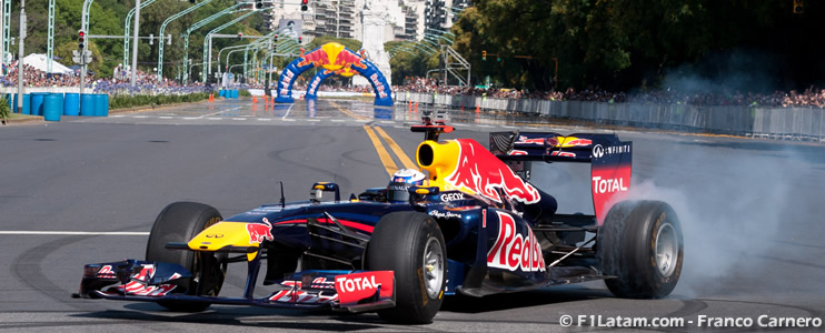 Fotos: El RB7 de Red Bull Racing con Daniel Ricciardo, hizo vibrar la capital de Argentina 