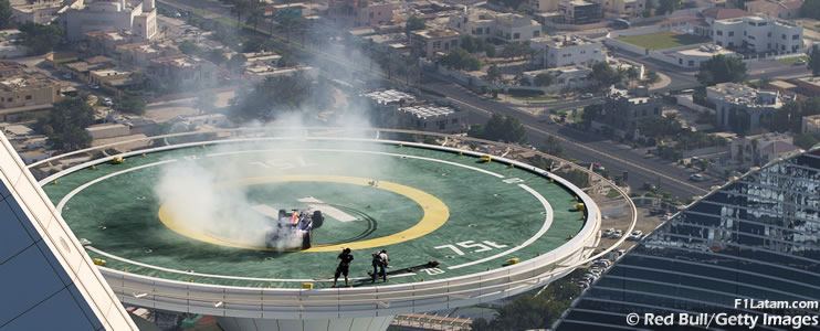 Video: Red Bull festeja el tetracampeonato en el helipuerto del Burj Al Arab de Dubai 
 