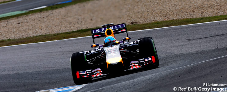 Tan sólo tres vueltas completó Sebastian Vettel con el nuevo Red Bull RB10
