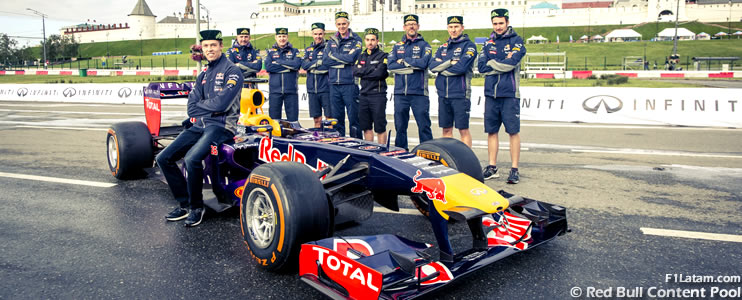 Daniil Kvyat deleita a miles de compatriotas con un gran roadshow en Kazán
 