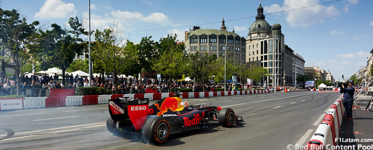 Max Verstappen deleitó a los fans de Red Bull Racing en Budapest