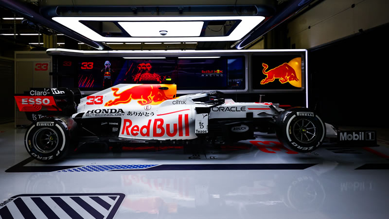 Decoración especial de los Red Bull y AlphaTauri como homenaje a Honda