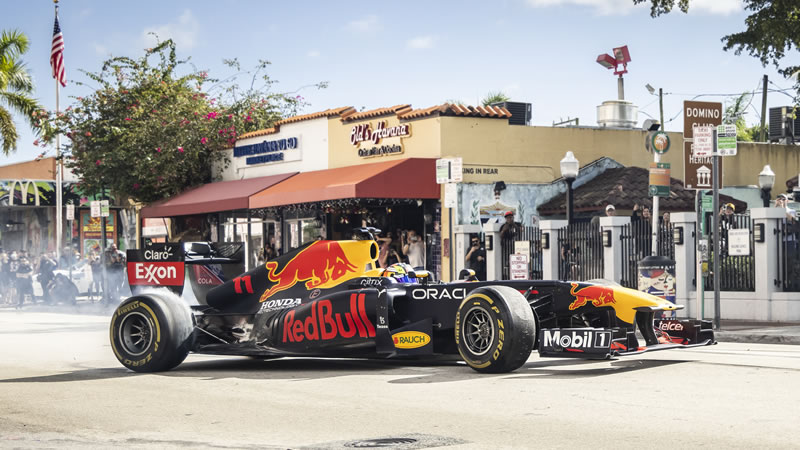 Checo Pérez da los primeros giros en Miami luego de llegar desde Nueva York en el RB7 