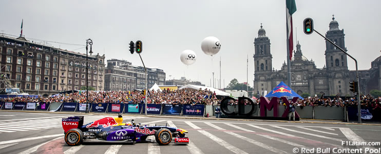 FOTOS: Éxito total del Show Run de Red Bull en la Ciudad de México con Ricciardo y Sainz
