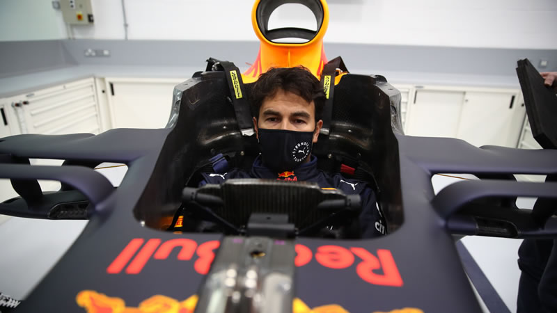 VIDEO - ENTREVISTA: Sergio Checo Pérez visita por primera vez la fábrica de Red Bull 