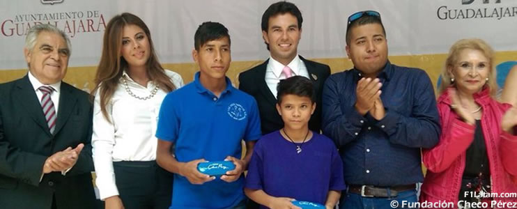 Fundación Checo Pérez continúa su trabajo social con niños y adultos mayores en México
 