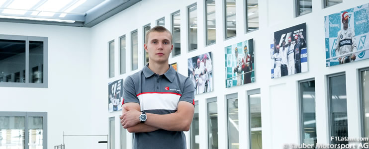 El ruso Sergey Sirotkin visita al equipo Sauber y confirma su primer contacto con un F1 el próximo mes
 